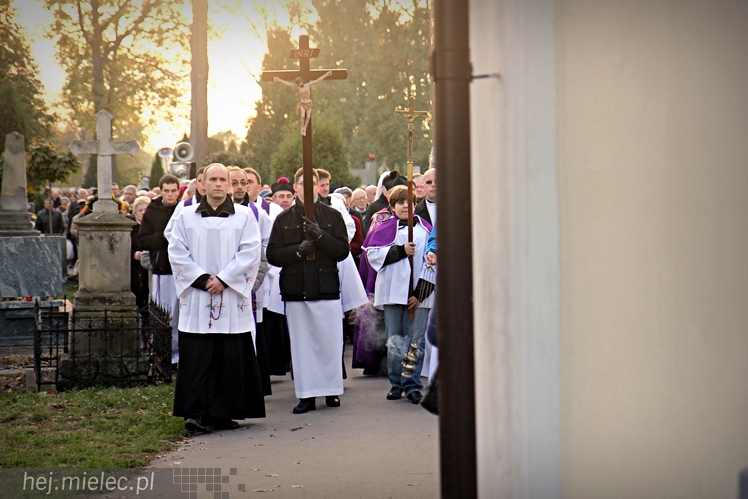 Procesja parafian Ducha Świętego na Cmentarz Parafialny