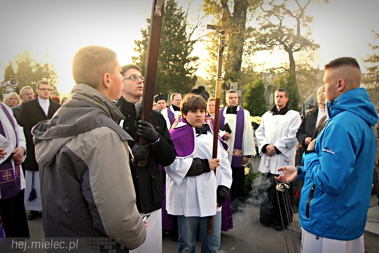 Procesja parafian Ducha Świętego na Cmentarz Parafialny