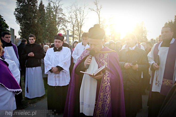 Procesja parafian Ducha Świętego na Cmentarz Parafialny