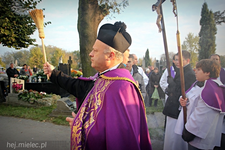 Procesja parafian Ducha Świętego na Cmentarz Parafialny