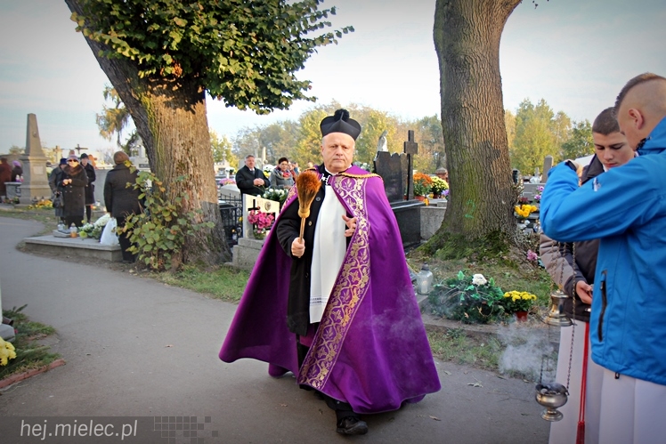 Procesja parafian Ducha Świętego na Cmentarz Parafialny
