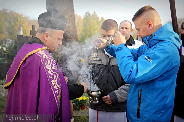 Procesja parafian Ducha Świętego na Cmentarz Parafialny