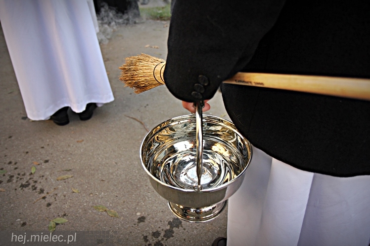 Procesja parafian Ducha Świętego na Cmentarz Parafialny