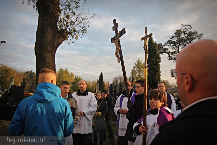 Procesja parafian Ducha Świętego na Cmentarz Parafialny