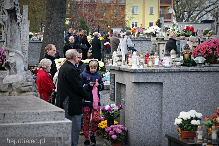 Procesja parafian Ducha Świętego na Cmentarz Parafialny