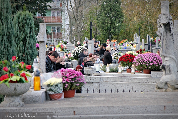 Procesja parafian Ducha Świętego na Cmentarz Parafialny