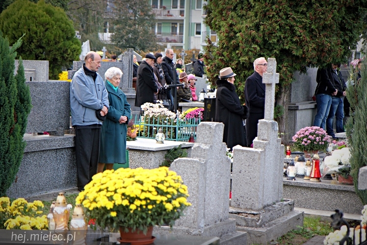 Procesja parafian Ducha Świętego na Cmentarz Parafialny
