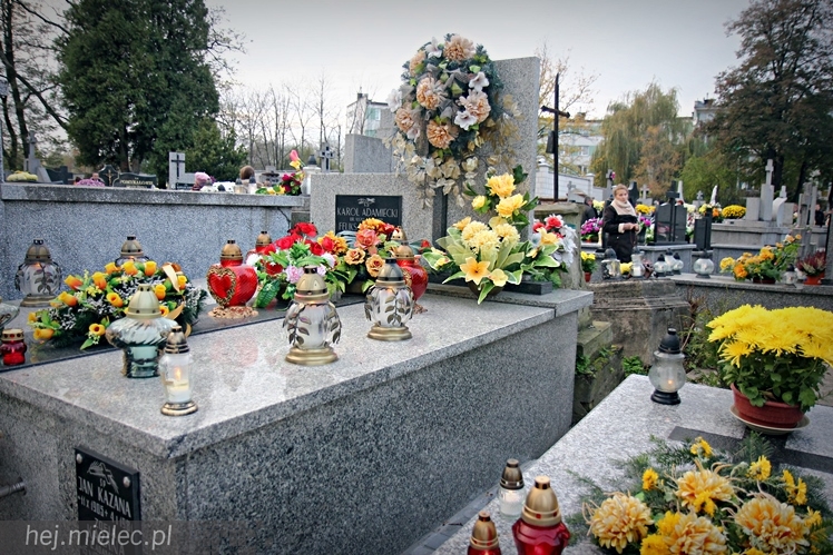 Procesja parafian Ducha Świętego na Cmentarz Parafialny