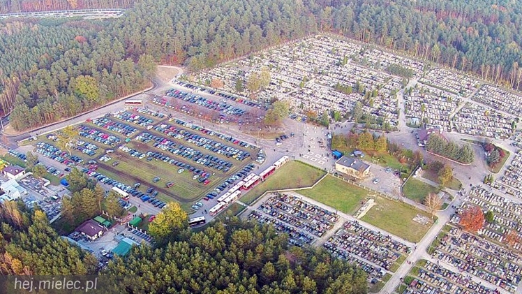 Cmentarz Komunalny z lotu ptaka: jak wielka jest to nekropolia