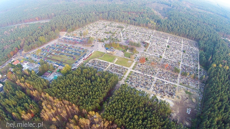 Cmentarz Komunalny z lotu ptaka: jak wielka jest to nekropolia