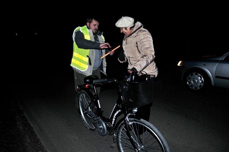 Akcja ?Świetlik?, czyli ponad 1500 odblasków trafiło do mieszkańców powiatu