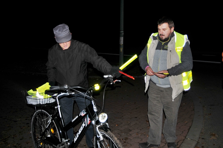 Akcja ?Świetlik?, czyli ponad 1500 odblasków trafiło do mieszkańców powiatu