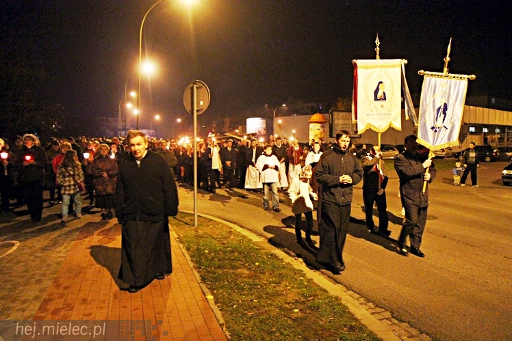 Droga Krzyżowa ulicami parafii Ducha Świętego w Mielcu
