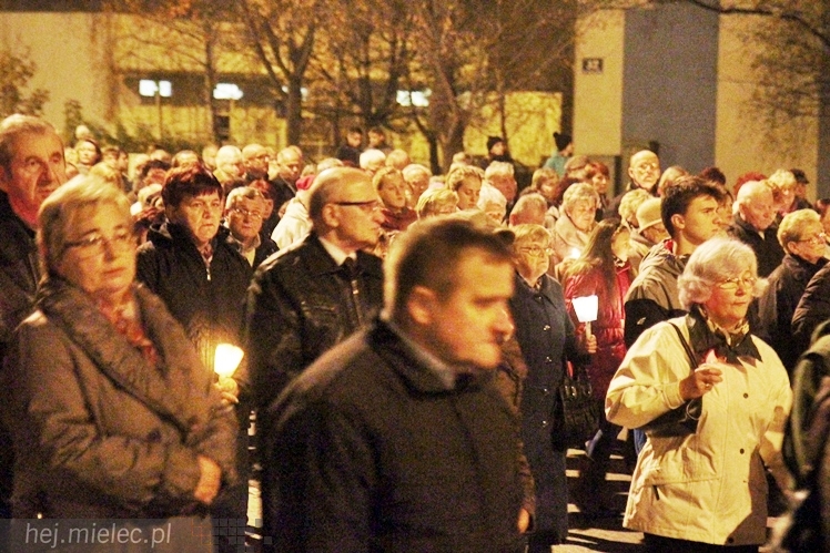 Droga Krzyżowa ulicami parafii Ducha Świętego w Mielcu