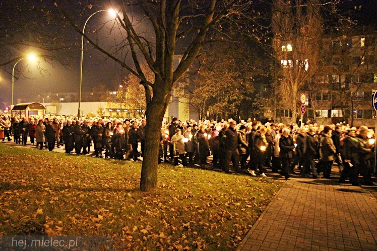 Droga Krzyżowa ulicami parafii Ducha Świętego w Mielcu