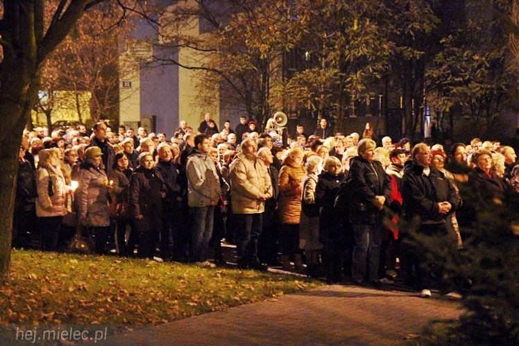 Droga Krzyżowa ulicami parafii Ducha Świętego w Mielcu