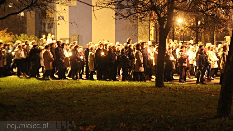 Droga Krzyżowa ulicami parafii Ducha Świętego w Mielcu