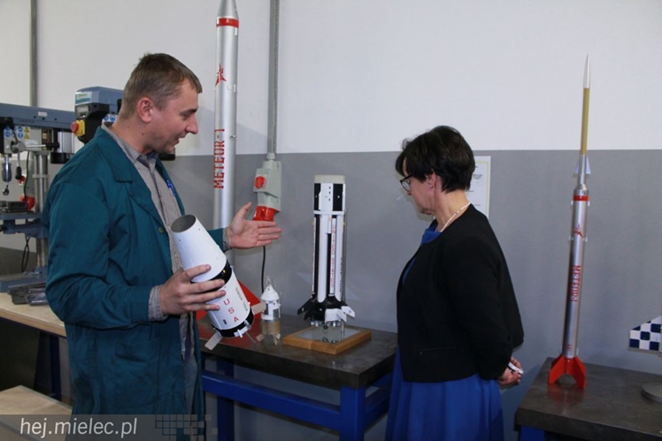 Minister Edukacji w Mielcu odwiedziła także modelarzy