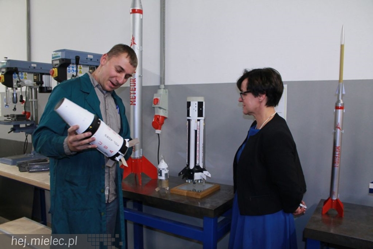 Minister Edukacji w Mielcu odwiedziła także modelarzy