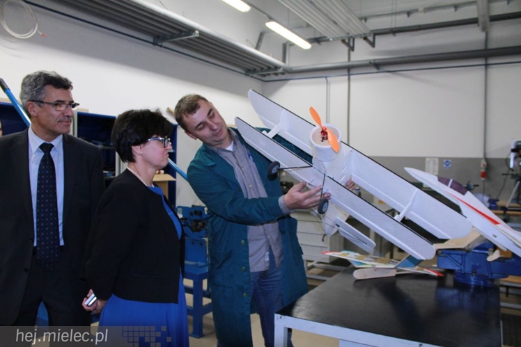 Minister Edukacji w Mielcu odwiedziła także modelarzy