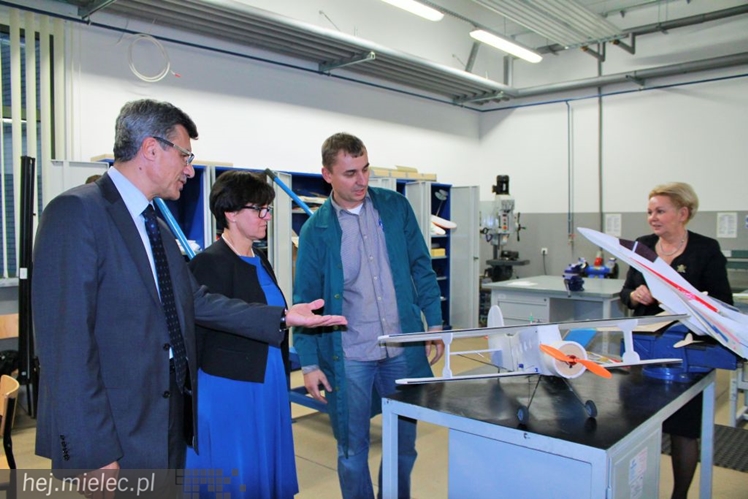 Minister Edukacji w Mielcu odwiedziła także modelarzy