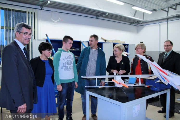 Minister Edukacji w Mielcu odwiedziła także modelarzy