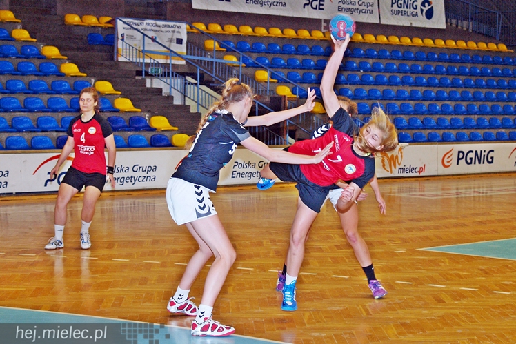 UKS Orlik Mielec w meczu juniorek piłkarek ręcznych