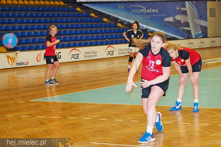 UKS Orlik Mielec w meczu juniorek piłkarek ręcznych