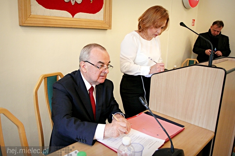 Pierwsza sesja Rady Powiatu V kadencji ? ślubowanie radnych i wybór nowego starosty