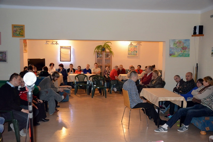 Podopieczni mieleckiego ŚDS i ich goście na wspólnej zabawie andrzejkowej