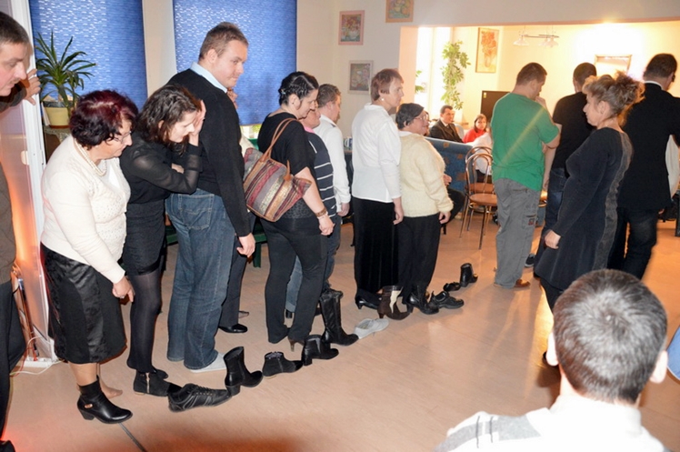 Podopieczni mieleckiego ŚDS i ich goście na wspólnej zabawie andrzejkowej