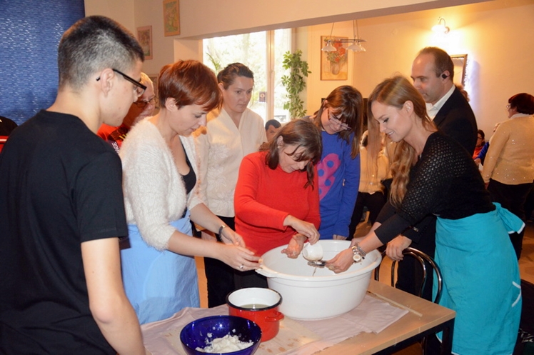 Podopieczni mieleckiego ŚDS i ich goście na wspólnej zabawie andrzejkowej