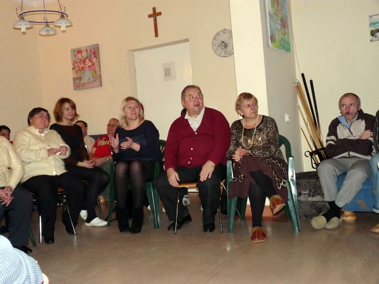 Podopieczni mieleckiego ŚDS i ich goście na wspólnej zabawie andrzejkowej