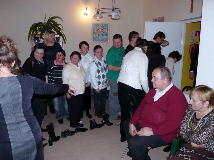 Podopieczni mieleckiego ŚDS i ich goście na wspólnej zabawie andrzejkowej