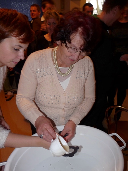 Podopieczni mieleckiego ŚDS i ich goście na wspólnej zabawie andrzejkowej