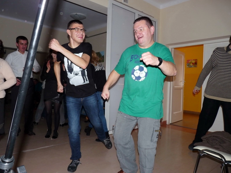 Podopieczni mieleckiego ŚDS i ich goście na wspólnej zabawie andrzejkowej