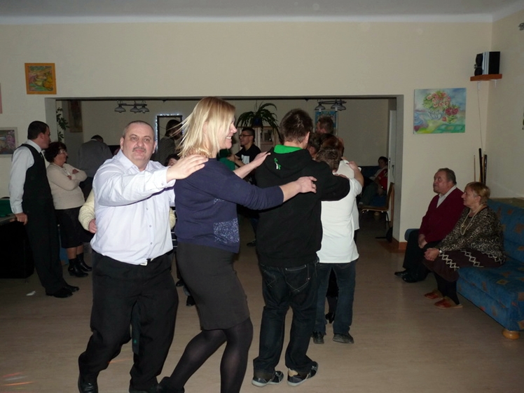 Podopieczni mieleckiego ŚDS i ich goście na wspólnej zabawie andrzejkowej