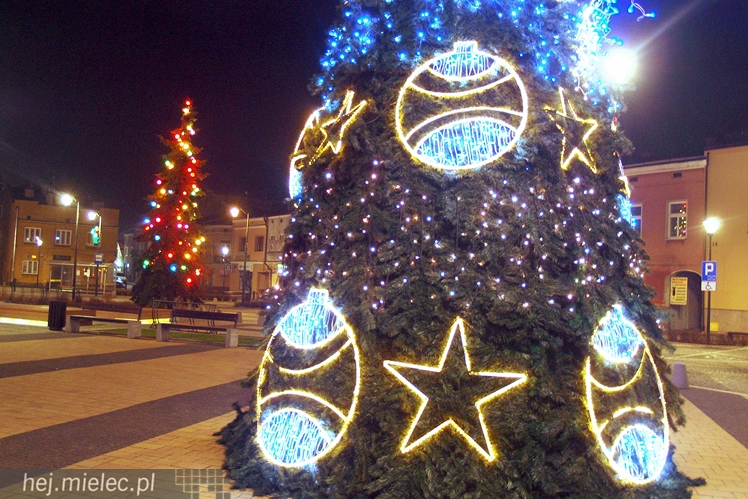 Rynek i Plac Armii Krajowej już w świątecznej dekoracji
