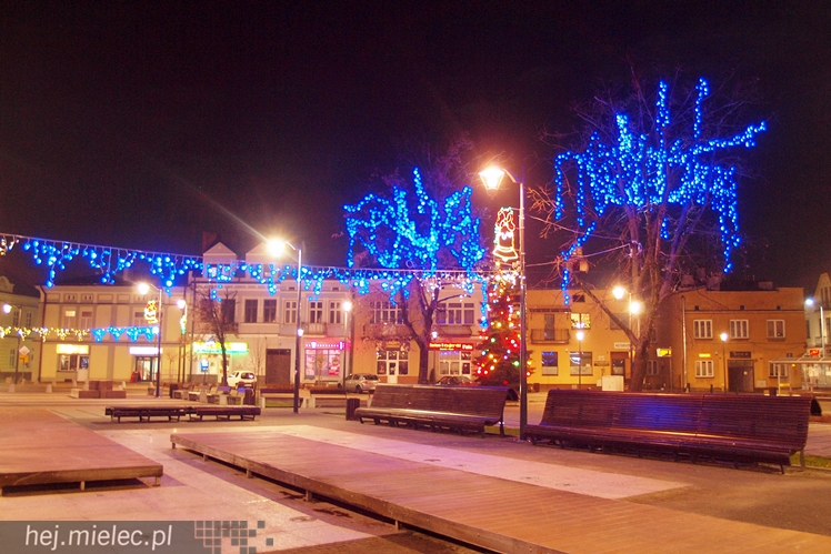 Rynek i Plac Armii Krajowej już w świątecznej dekoracji