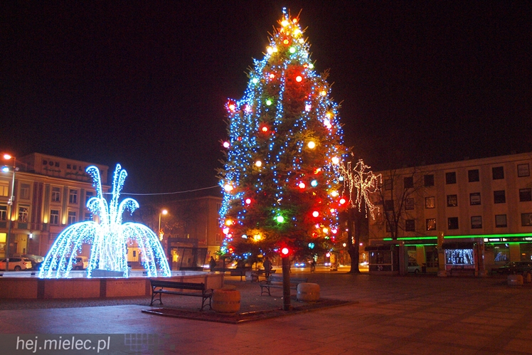 Rynek i Plac Armii Krajowej już w świątecznej dekoracji