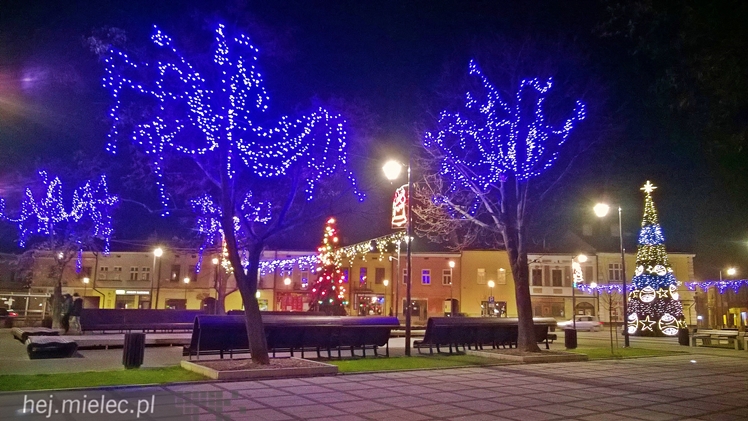Rynek i Plac Armii Krajowej już w świątecznej dekoracji
