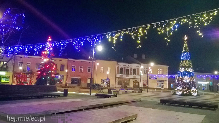 Rynek i Plac Armii Krajowej już w świątecznej dekoracji