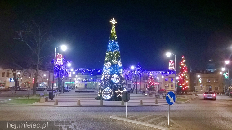 Rynek i Plac Armii Krajowej już w świątecznej dekoracji