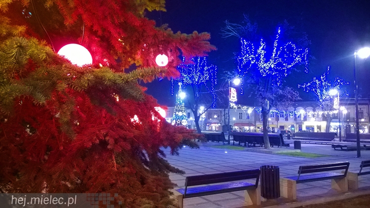 Rynek i Plac Armii Krajowej już w świątecznej dekoracji