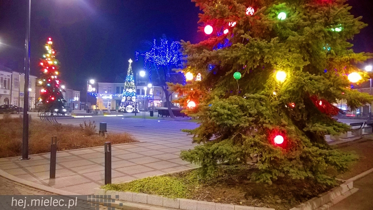 Rynek i Plac Armii Krajowej już w świątecznej dekoracji