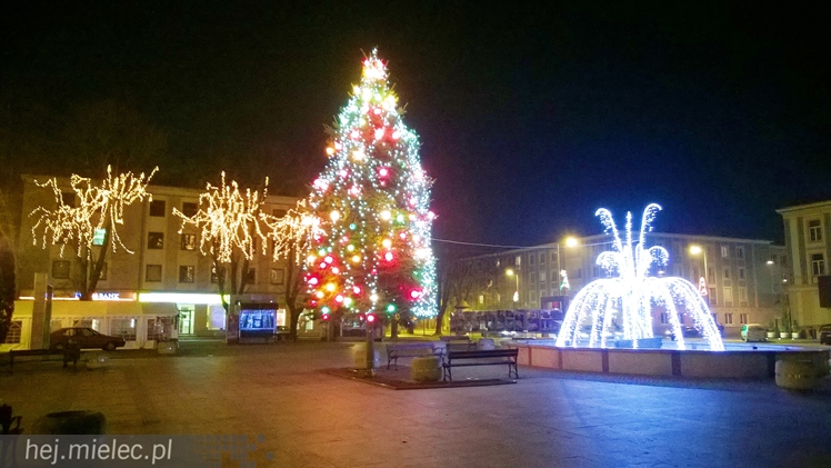 Rynek i Plac Armii Krajowej już w świątecznej dekoracji