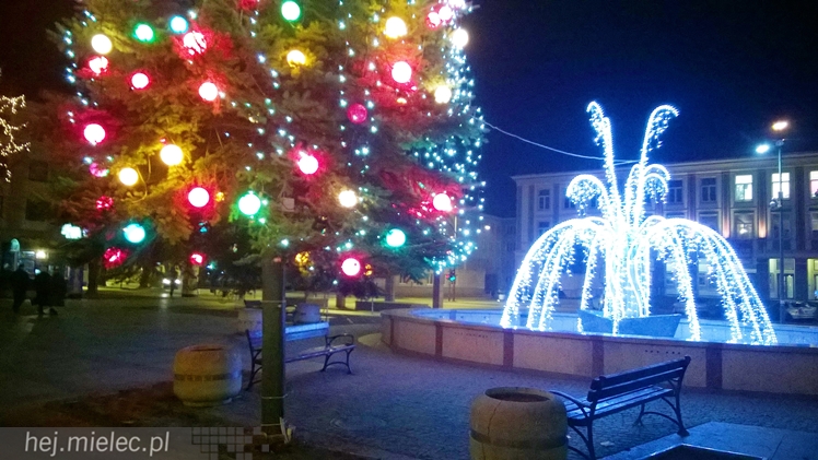 Rynek i Plac Armii Krajowej już w świątecznej dekoracji