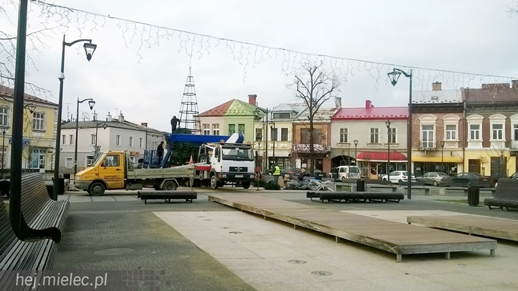 Rynek i Plac Armii Krajowej już w świątecznej dekoracji
