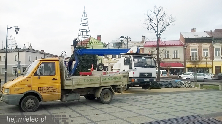 Rynek i Plac Armii Krajowej już w świątecznej dekoracji
