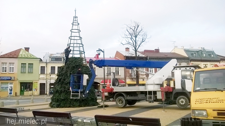 Rynek i Plac Armii Krajowej już w świątecznej dekoracji